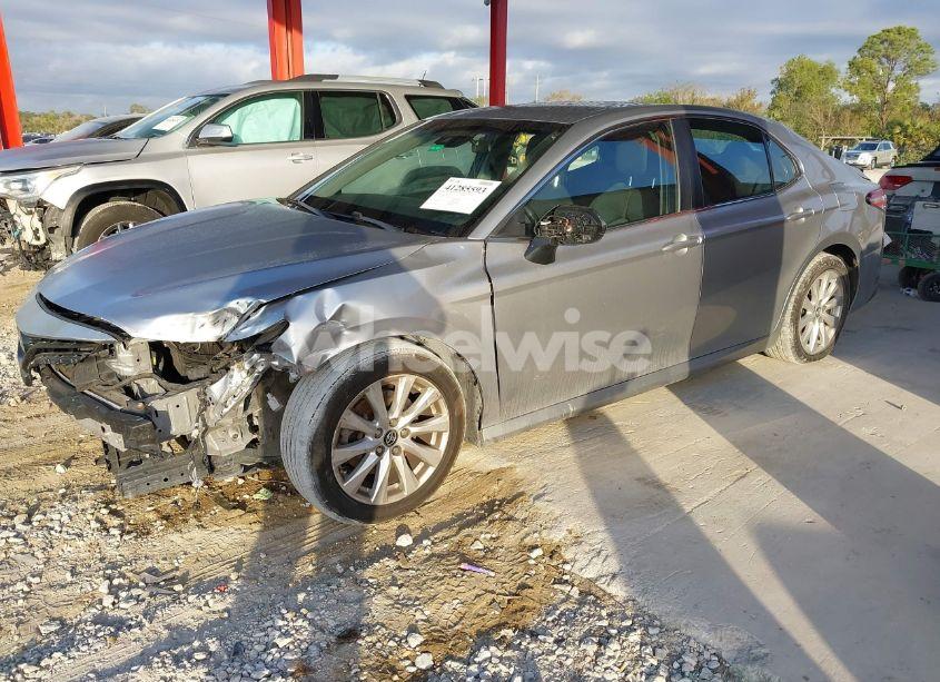 Photo 2 of 2018 Toyota Camry LE (VIN 4T1B11HK6JU580734)