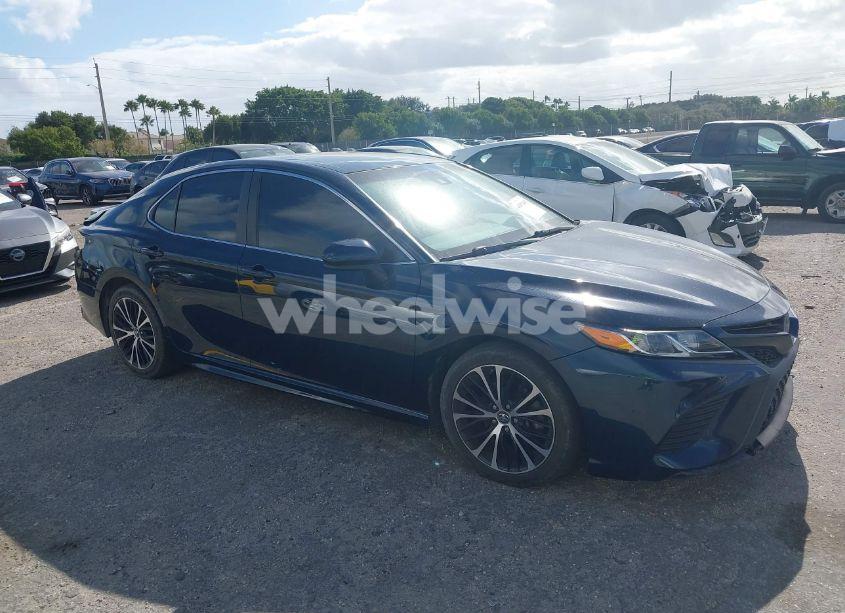 2018 Toyota Camry SE (VIN 4T1B11HK6JU587036) main photo