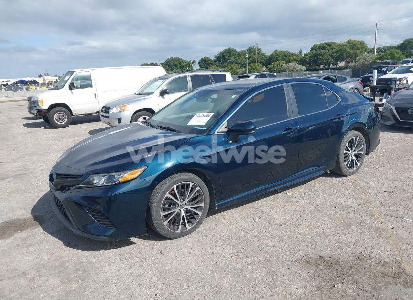 Photo 2 of 2018 Toyota Camry SE (VIN 4T1B11HK6JU587036)