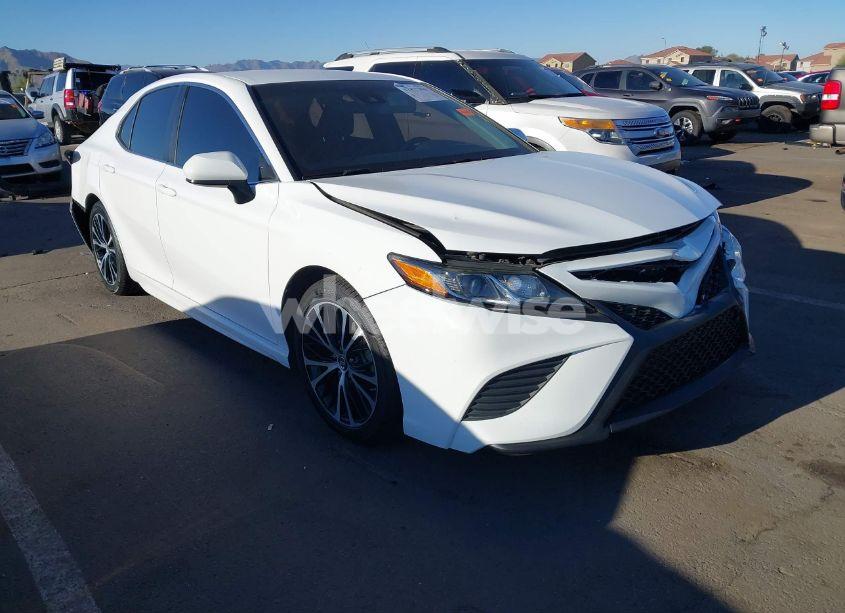 2018 Toyota Camry SE (VIN 4T1B11HK6JU591099) main photo