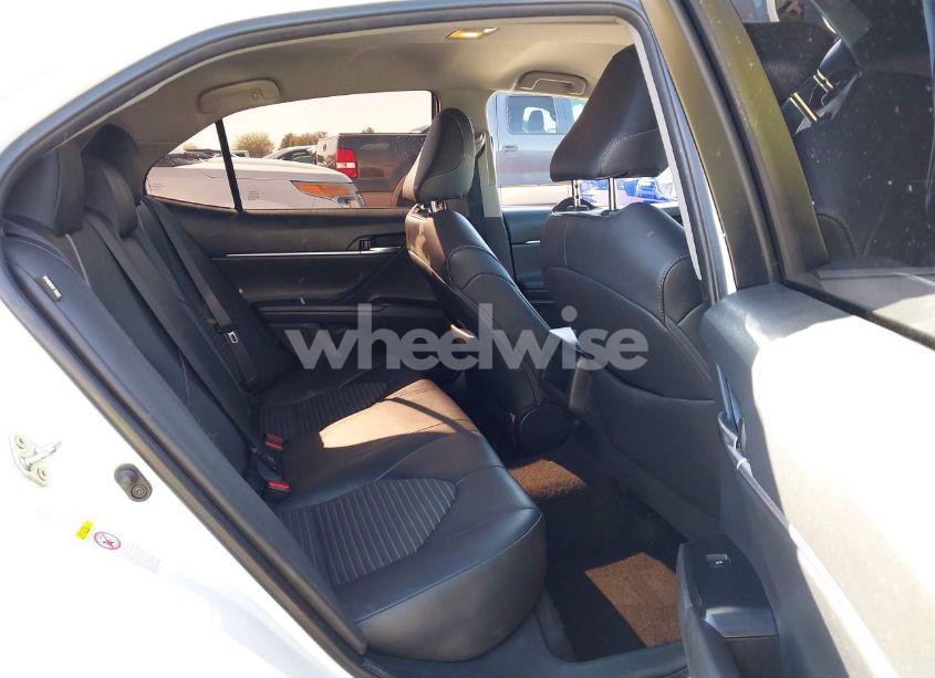 Photo 8 of 2018 Toyota Camry SE (VIN 4T1B11HK6JU591099)