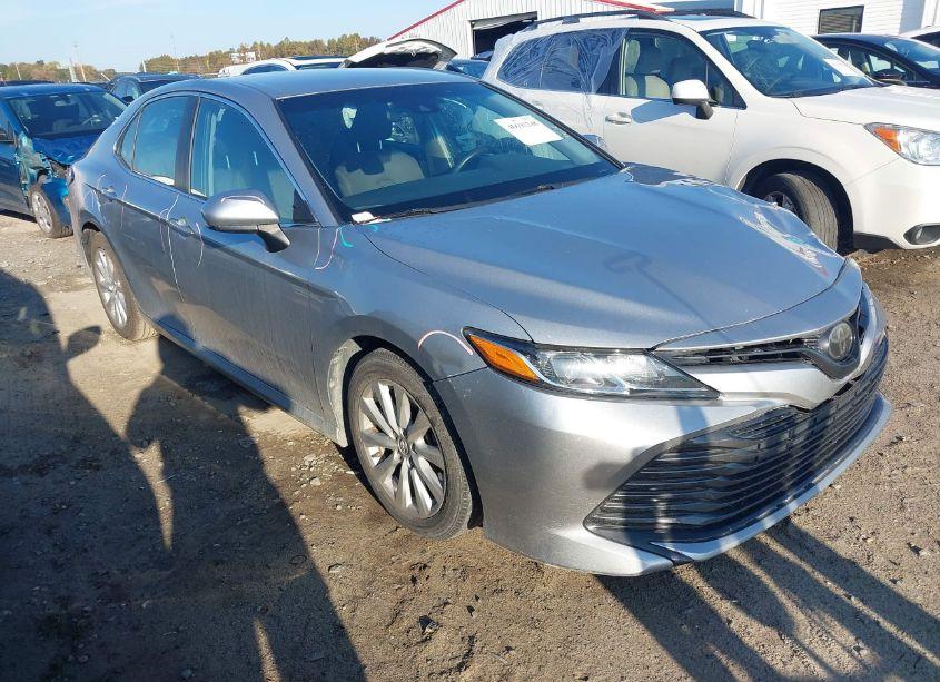 2018 Toyota Camry LE (VIN 4T1B11HK6JU591880) main photo