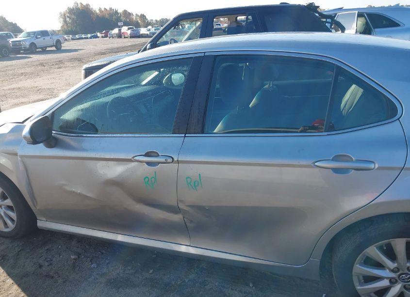 Photo 14 of 2018 Toyota Camry LE (VIN 4T1B11HK6JU591880)