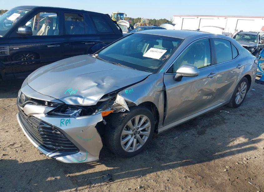 Photo 2 of 2018 Toyota Camry LE (VIN 4T1B11HK6JU591880)