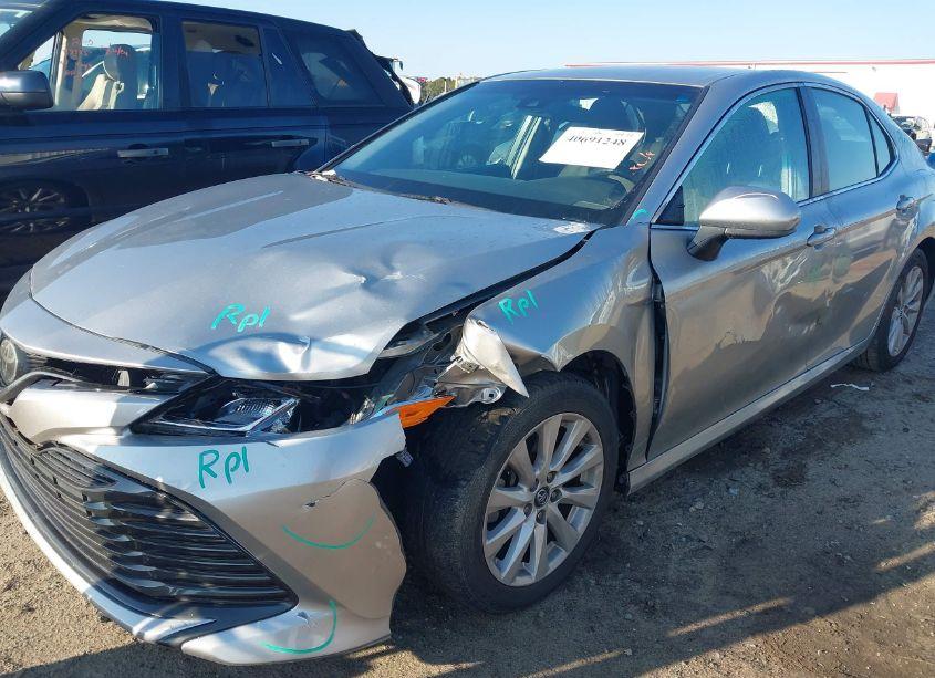 Photo 6 of 2018 Toyota Camry LE (VIN 4T1B11HK6JU591880)