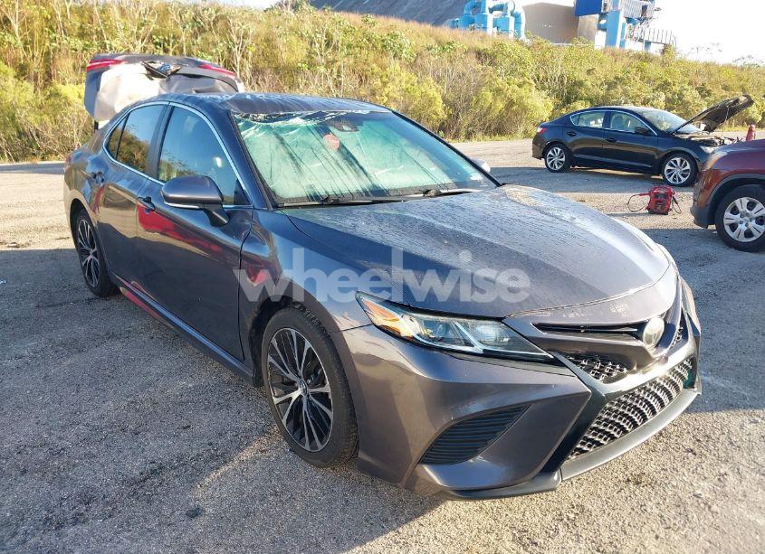 2018 Toyota Camry SE (VIN 4T1B11HK6JU595279) main photo