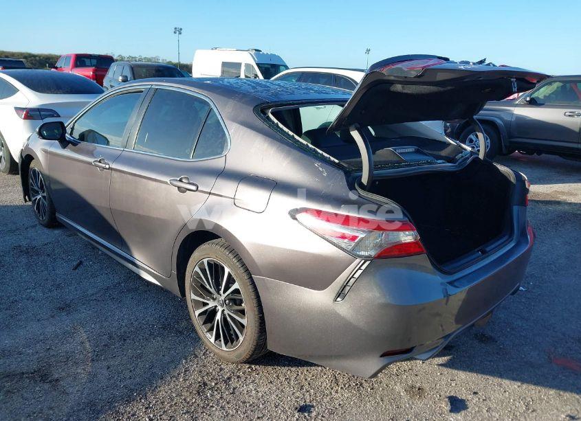 Photo 3 of 2018 Toyota Camry SE (VIN 4T1B11HK6JU595279)