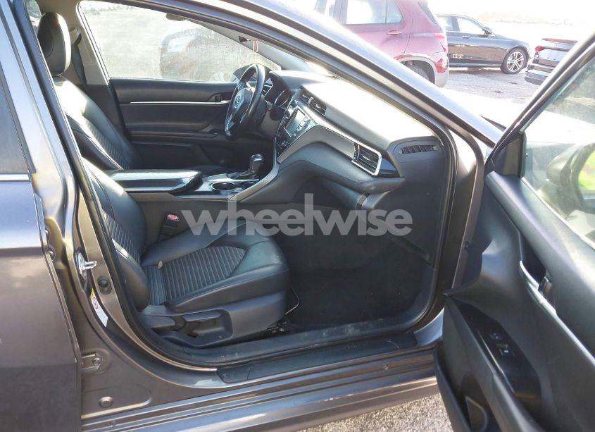 Photo 5 of 2018 Toyota Camry SE (VIN 4T1B11HK6JU595279)