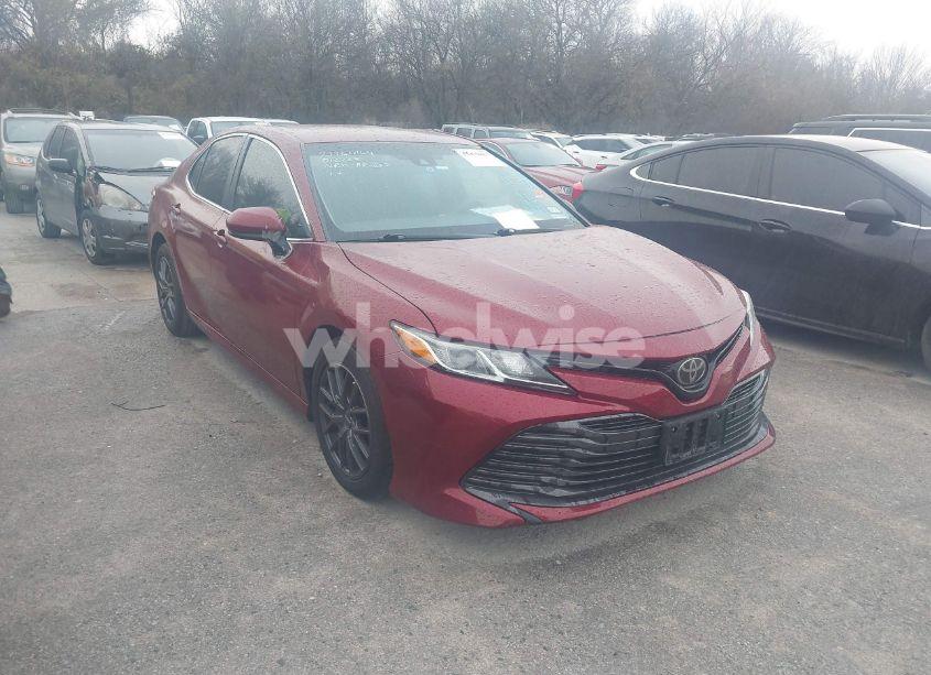 2018 Toyota Camry LE (VIN 4T1B11HK6JU603011) main photo