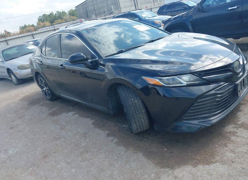 2018 Toyota Camry LE (VIN 4T1B11HK6JU611786) main photo