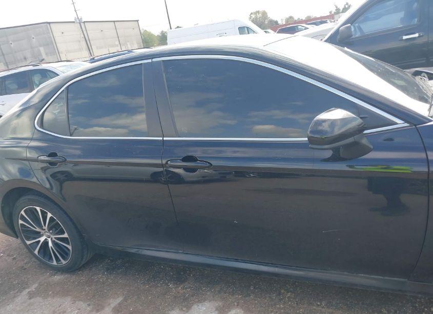 Photo 13 of 2018 Toyota Camry LE (VIN 4T1B11HK6JU611786)