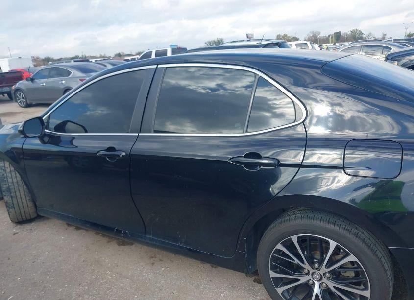 Photo 14 of 2018 Toyota Camry LE (VIN 4T1B11HK6JU611786)