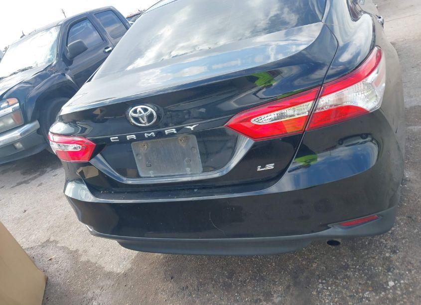 Photo 16 of 2018 Toyota Camry LE (VIN 4T1B11HK6JU611786)