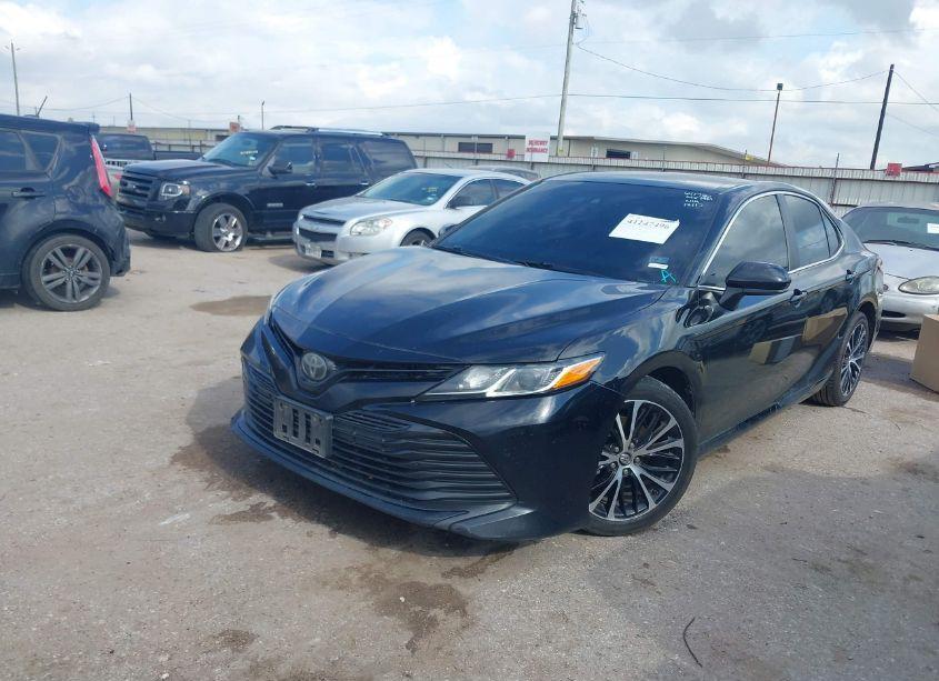 Photo 2 of 2018 Toyota Camry LE (VIN 4T1B11HK6JU611786)