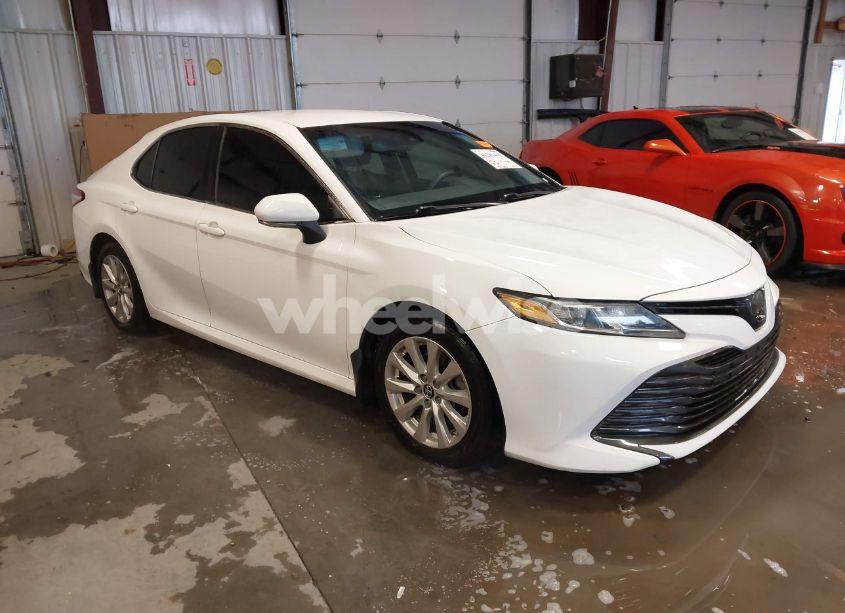2018 Toyota Camry LE (VIN 4T1B11HK6JU612629) main photo