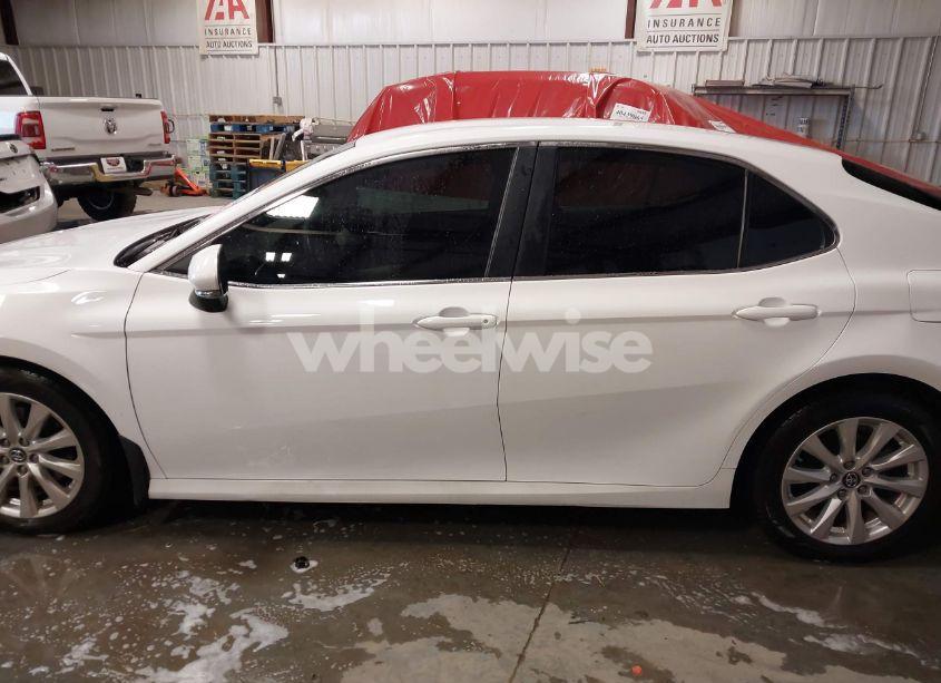 Photo 14 of 2018 Toyota Camry LE (VIN 4T1B11HK6JU612629)