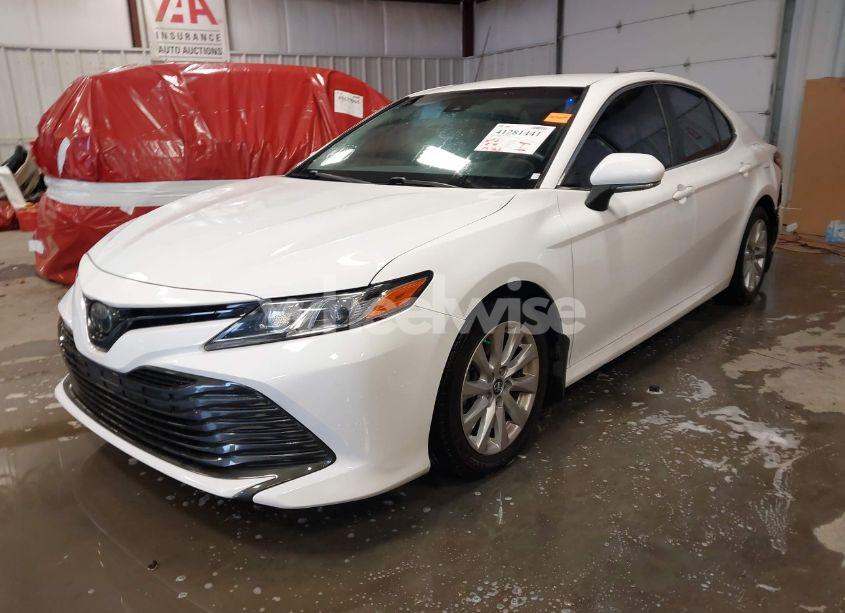 Photo 2 of 2018 Toyota Camry LE (VIN 4T1B11HK6JU612629)