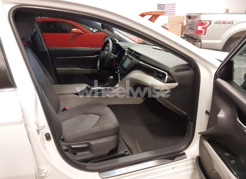 Photo 5 of 2018 Toyota Camry LE (VIN 4T1B11HK6JU612629)