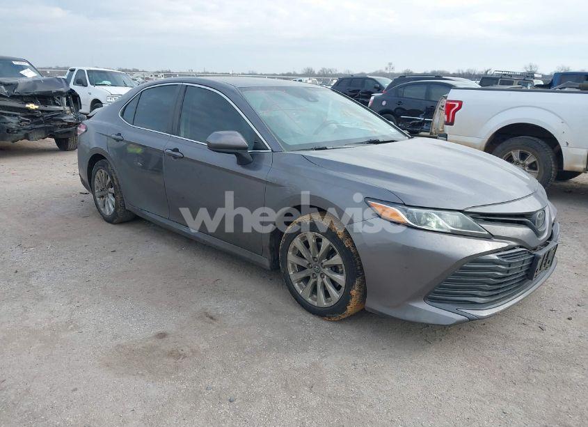 2018 Toyota Camry LE (VIN 4T1B11HK6JU628684) main photo