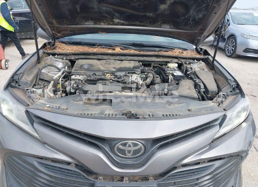 Photo 10 of 2018 Toyota Camry LE (VIN 4T1B11HK6JU628684)
