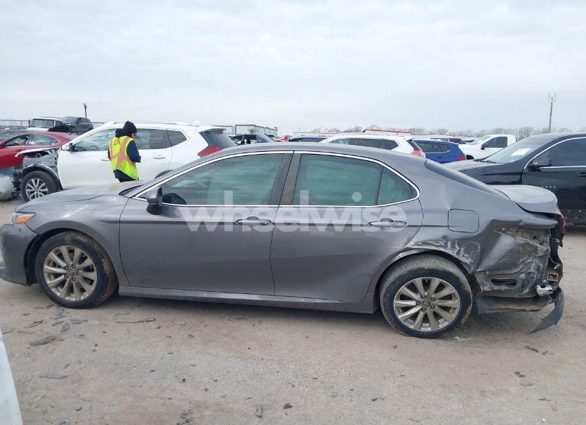 Photo 14 of 2018 Toyota Camry LE (VIN 4T1B11HK6JU628684)