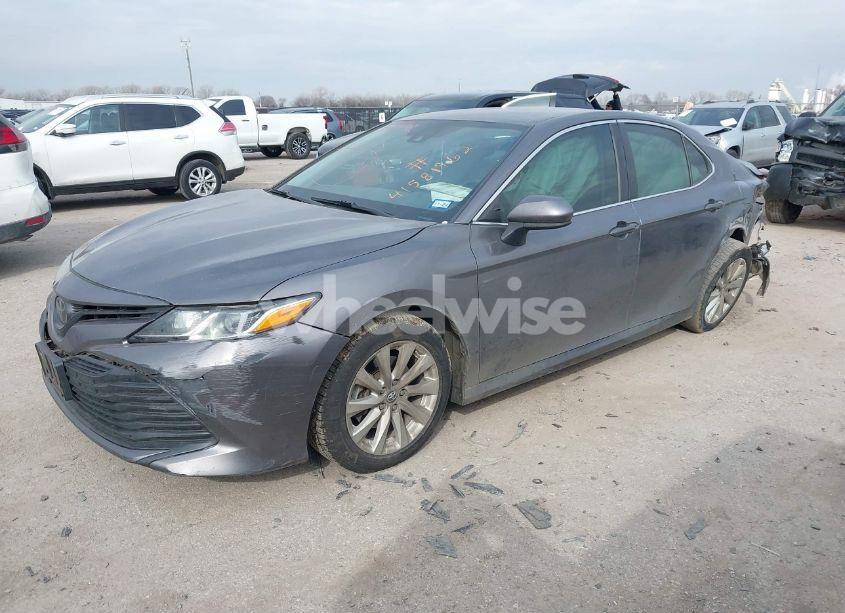 Photo 2 of 2018 Toyota Camry LE (VIN 4T1B11HK6JU628684)