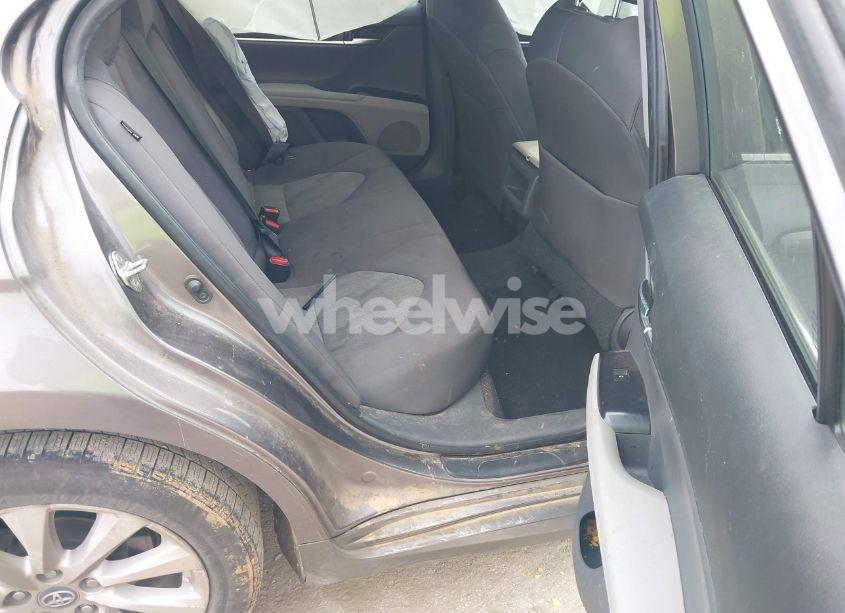 Photo 8 of 2018 Toyota Camry LE (VIN 4T1B11HK6JU628684)