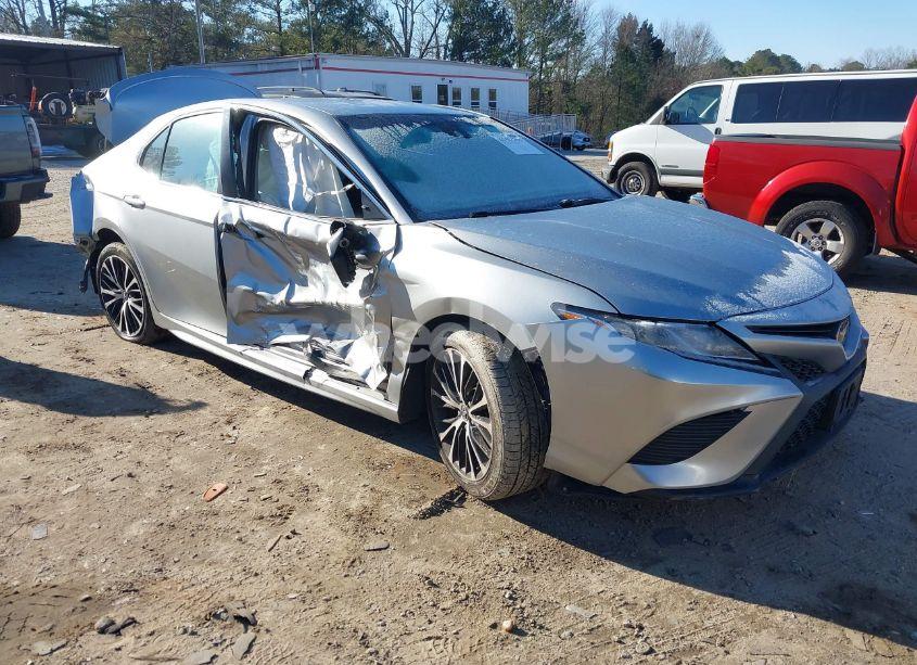 2018 Toyota Camry SE (VIN 4T1B11HK6JU634047) main photo
