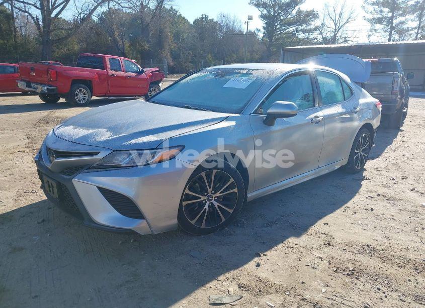 Photo 2 of 2018 Toyota Camry SE (VIN 4T1B11HK6JU634047)