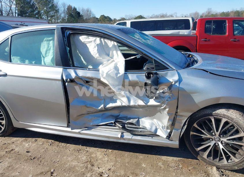 Photo 6 of 2018 Toyota Camry SE (VIN 4T1B11HK6JU634047)