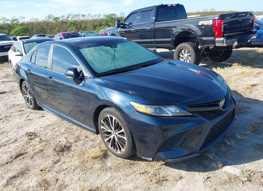 2018 Toyota Camry SE (VIN 4T1B11HK6JU640172) main photo
