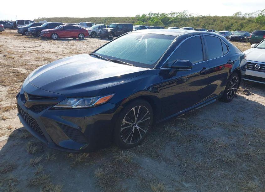 Photo 2 of 2018 Toyota Camry SE (VIN 4T1B11HK6JU640172)