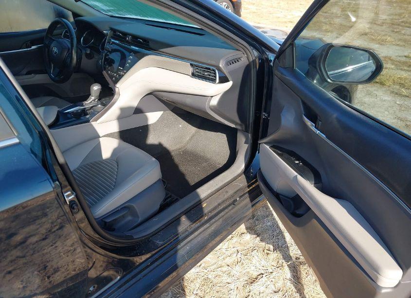 Photo 5 of 2018 Toyota Camry SE (VIN 4T1B11HK6JU640172)