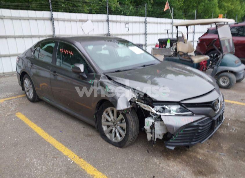 2018 Toyota Camry LE (VIN 4T1B11HK6JU641600) main photo
