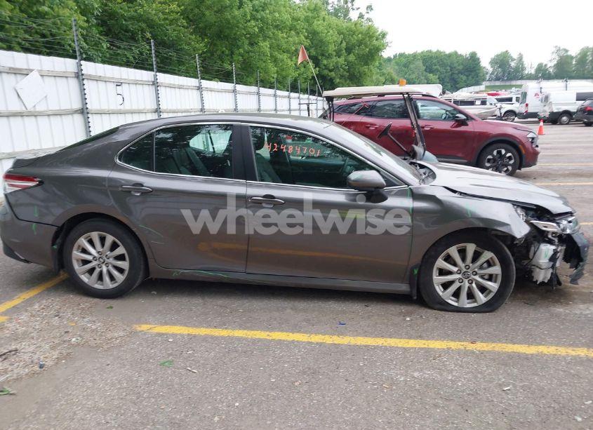 Photo 13 of 2018 Toyota Camry LE (VIN 4T1B11HK6JU641600)