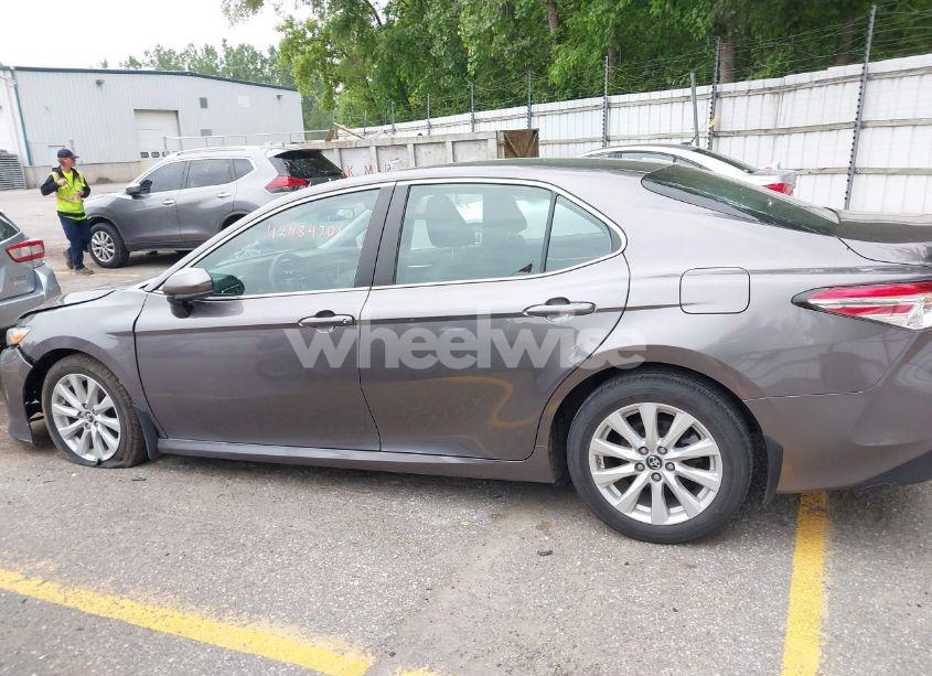 Photo 14 of 2018 Toyota Camry LE (VIN 4T1B11HK6JU641600)
