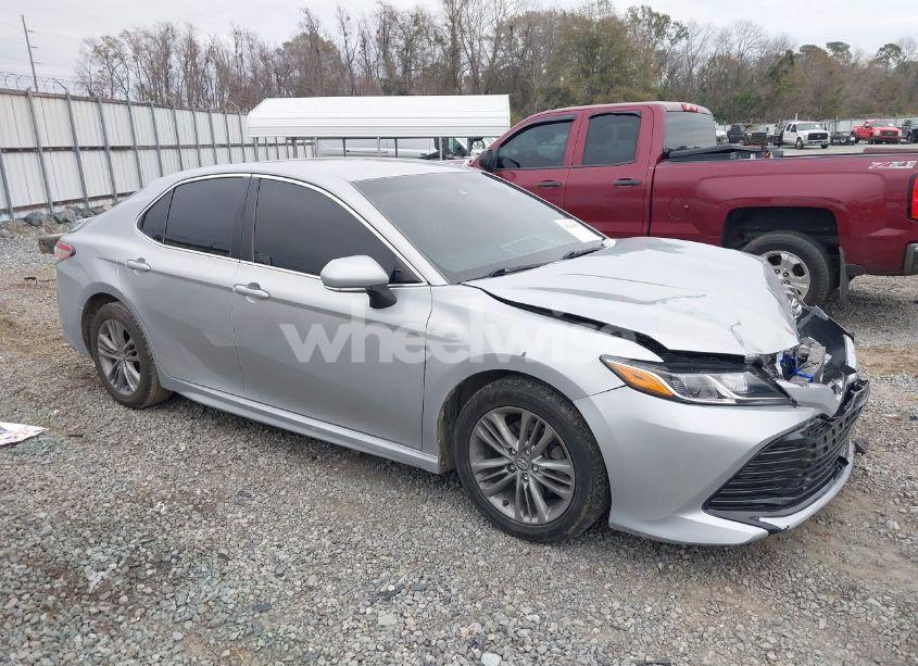 2018 Toyota Camry SE (VIN 4T1B11HK6JU644304) main photo