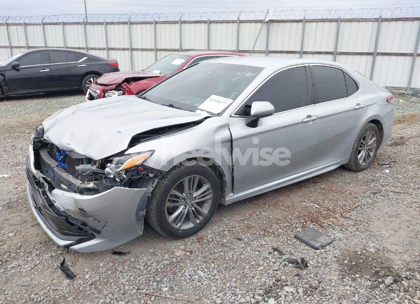 Photo 2 of 2018 Toyota Camry SE (VIN 4T1B11HK6JU644304)