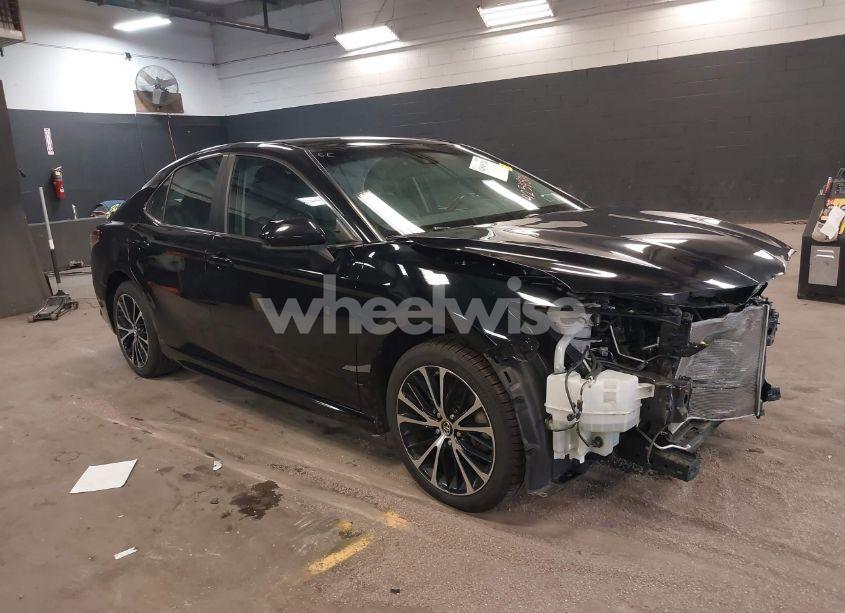 2018 Toyota Camry SE (VIN 4T1B11HK6JU644576) main photo