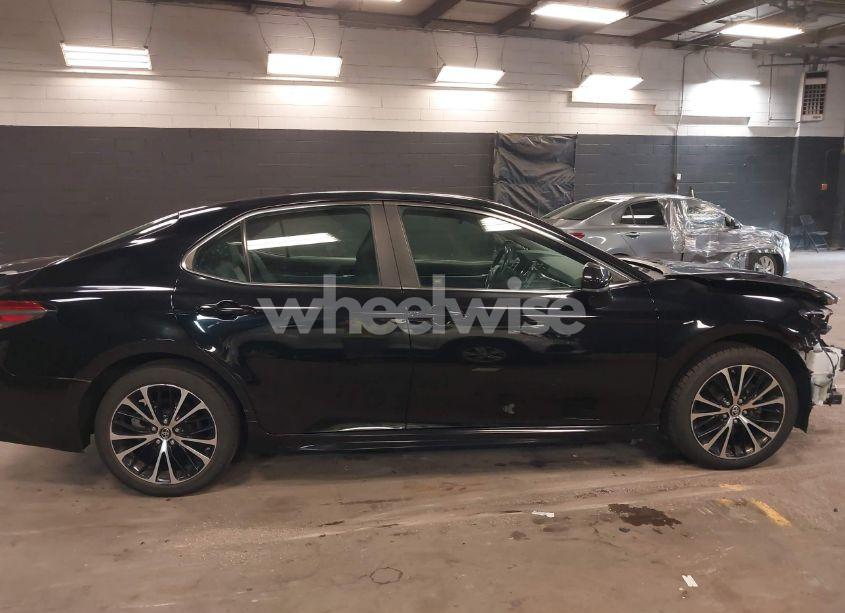 Photo 14 of 2018 Toyota Camry SE (VIN 4T1B11HK6JU644576)