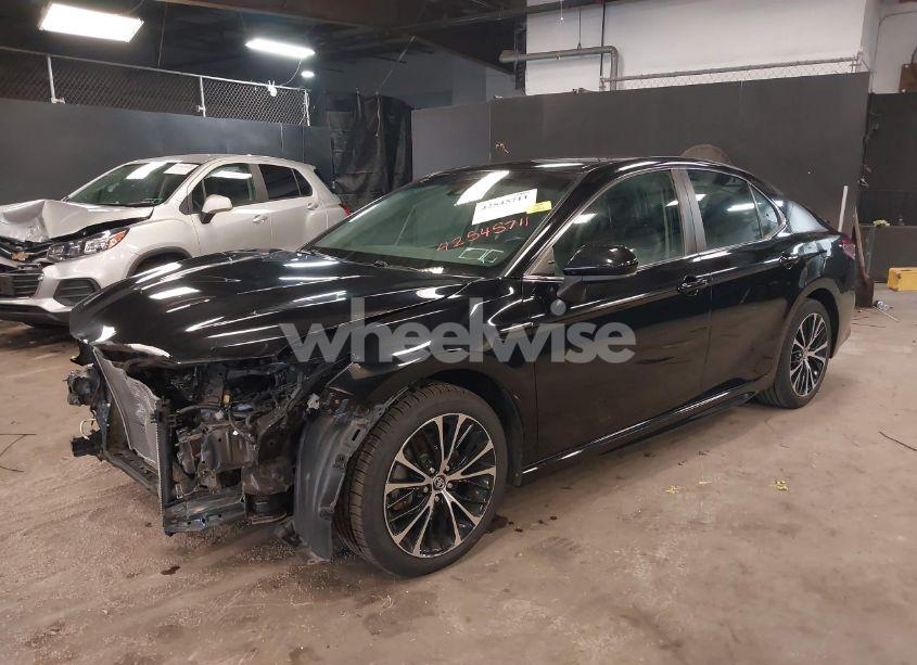 Photo 2 of 2018 Toyota Camry SE (VIN 4T1B11HK6JU644576)