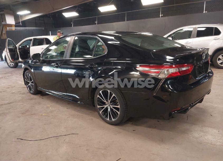 Photo 3 of 2018 Toyota Camry SE (VIN 4T1B11HK6JU644576)