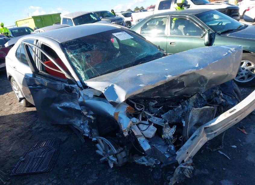 2018 Toyota Camry LE (VIN 4T1B11HK6JU650331) main photo