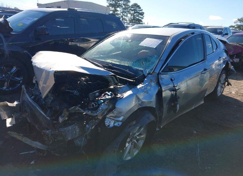 Photo 2 of 2018 Toyota Camry LE (VIN 4T1B11HK6JU650331)