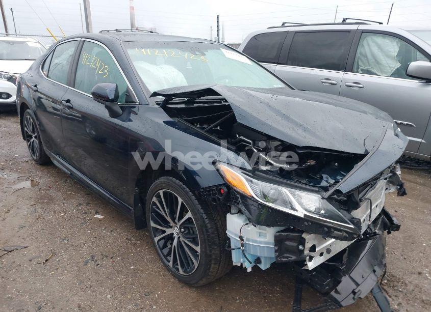 2018 Toyota Camry SE (VIN 4T1B11HK6JU660356) main photo