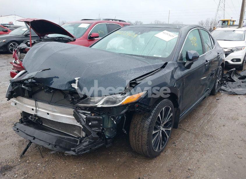 Photo 2 of 2018 Toyota Camry SE (VIN 4T1B11HK6JU660356)