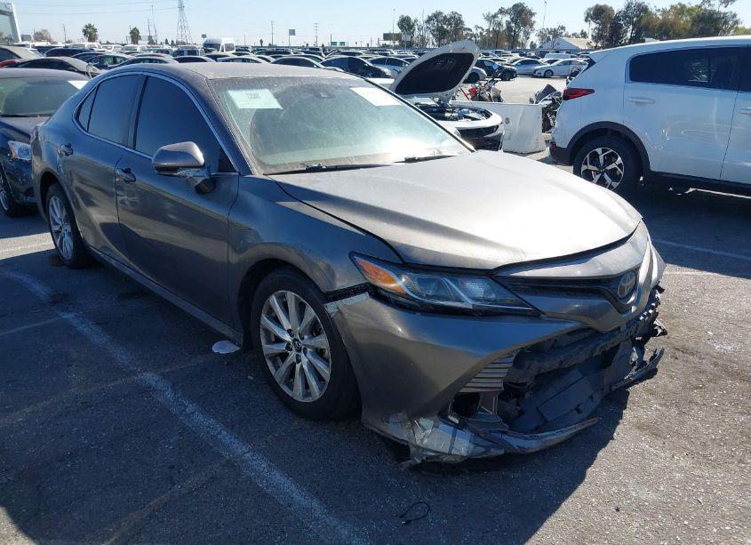 2018 Toyota Camry LE (VIN 4T1B11HK6JU667789) main photo