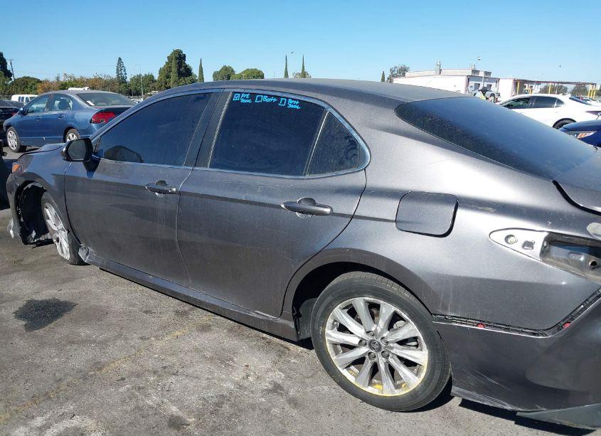 Photo 14 of 2018 Toyota Camry LE (VIN 4T1B11HK6JU667789)