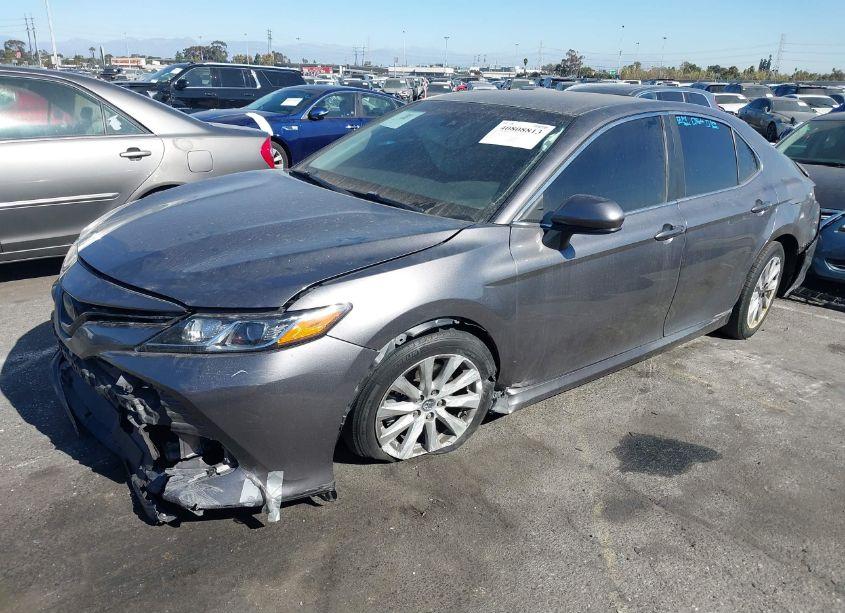 Photo 2 of 2018 Toyota Camry LE (VIN 4T1B11HK6JU667789)