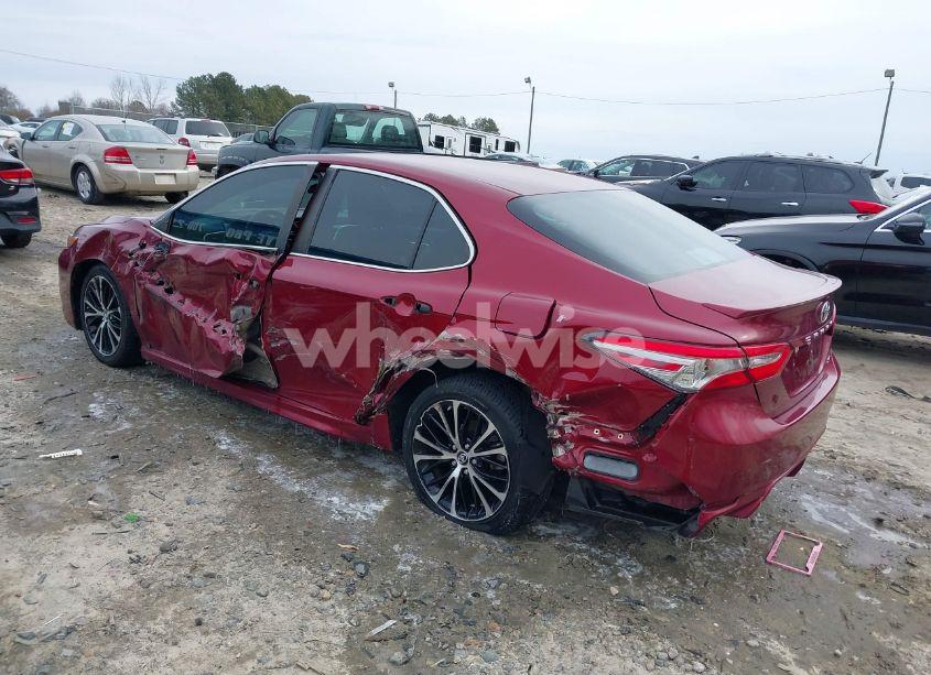 Photo 3 of 2018 Toyota Camry SE (VIN 4T1B11HK6JU669056)